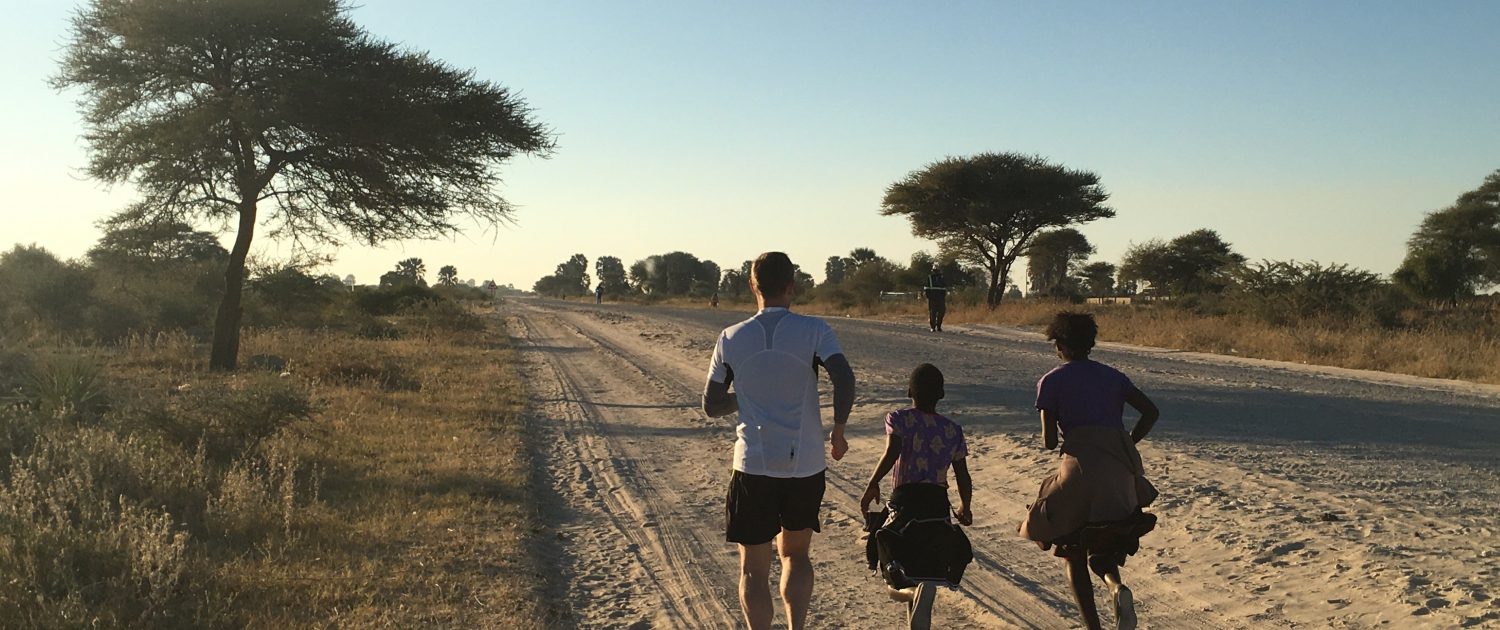 Menschen, die im Caprivi Streifen entlang laufen