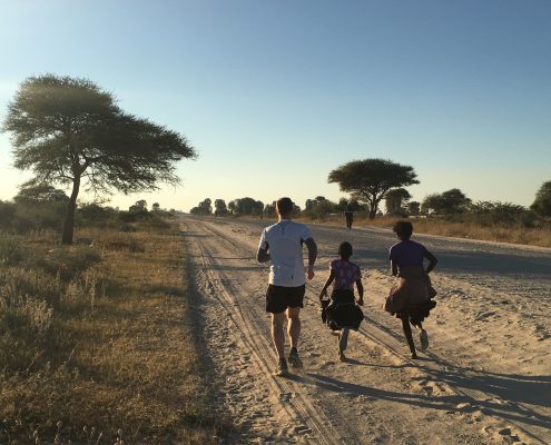 Menschen, die im Caprivi Streifen entlang laufen