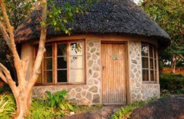 Laka Malawi Makuzi Beach Lodge Standard chalet outside