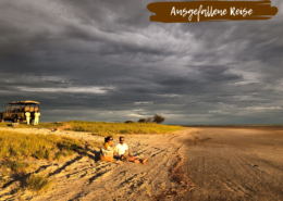 Beitragsbild Botswana Patrick und Elina sitzend am Strand
