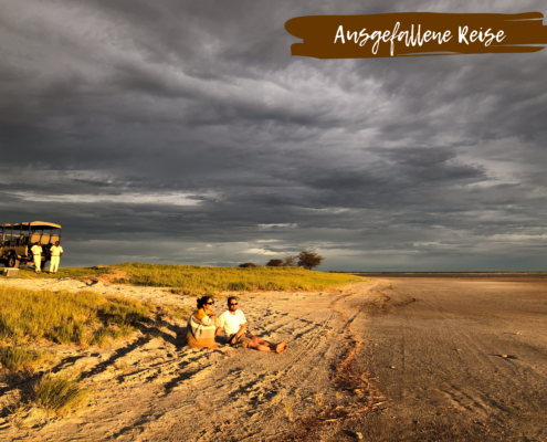 Beitragsbild Botswana Patrick und Elina sitzend am Strand