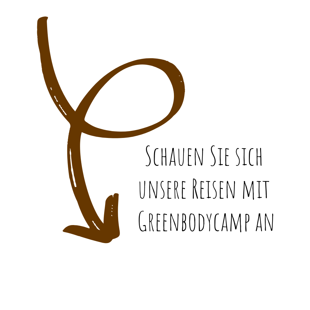 Pfeil mit Beschriftung Schauen Sie sich unsere Reisen mit Greenbodycamp an