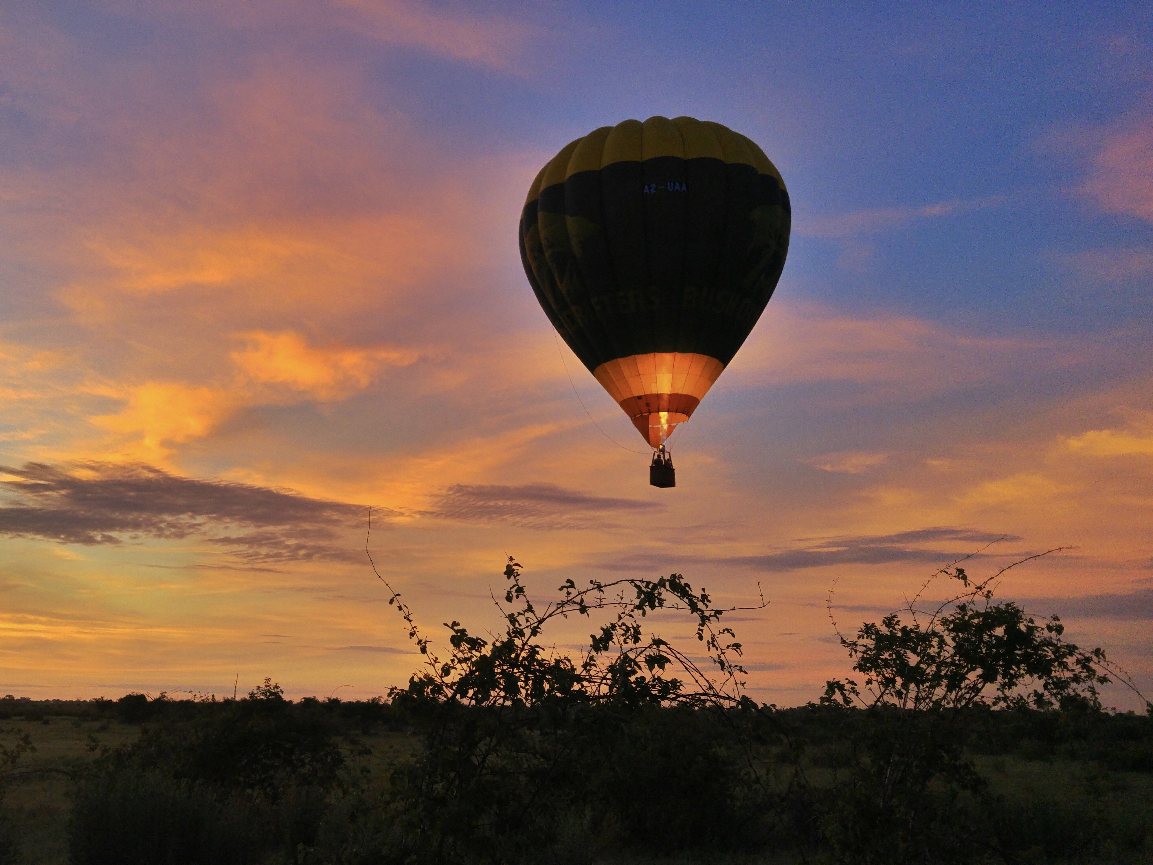 Heißluftballon beim Sonnenuntergang