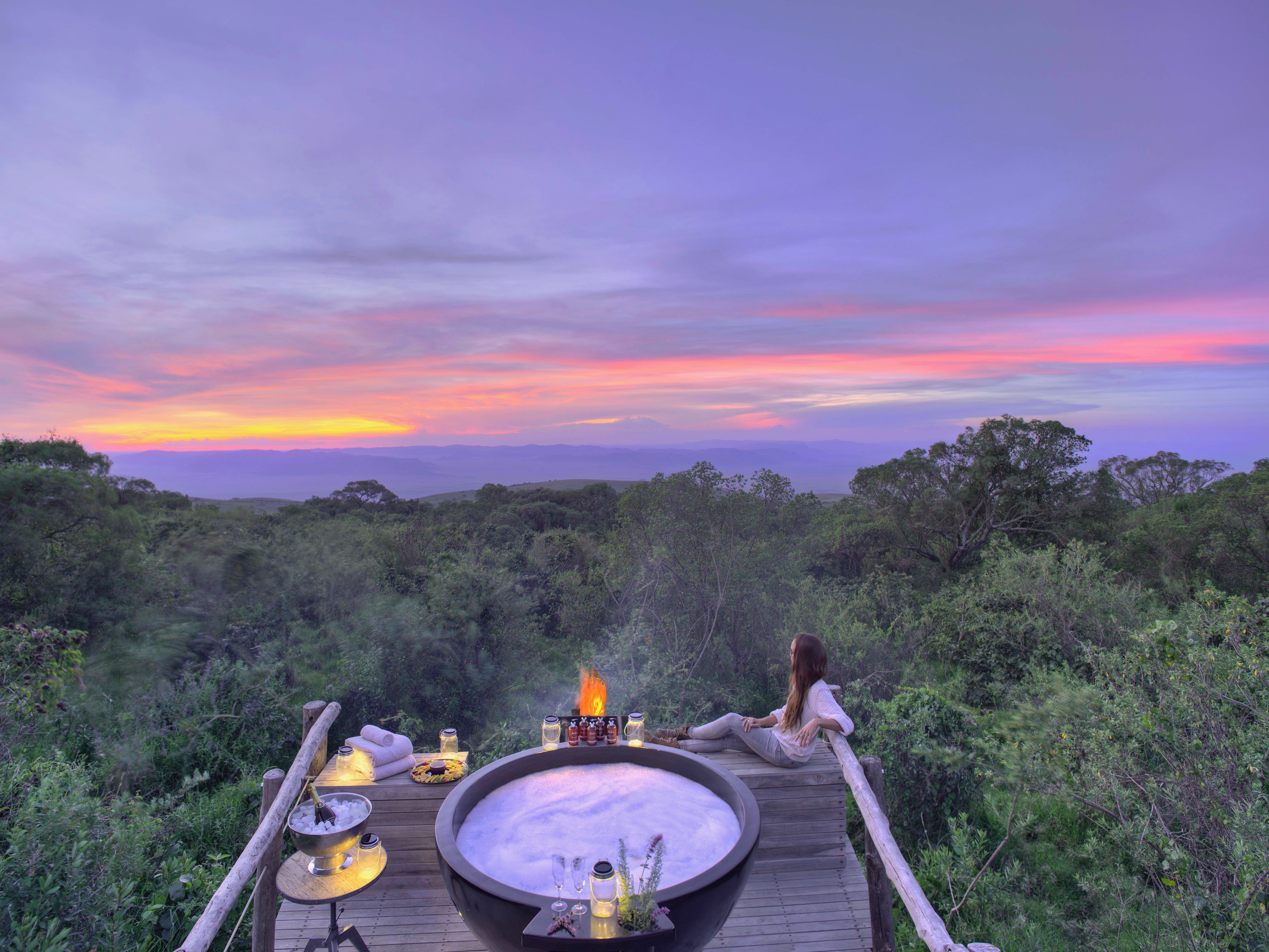 Asilia The-Highlands Lodge Whirlpool zum Sonnenuntergang
