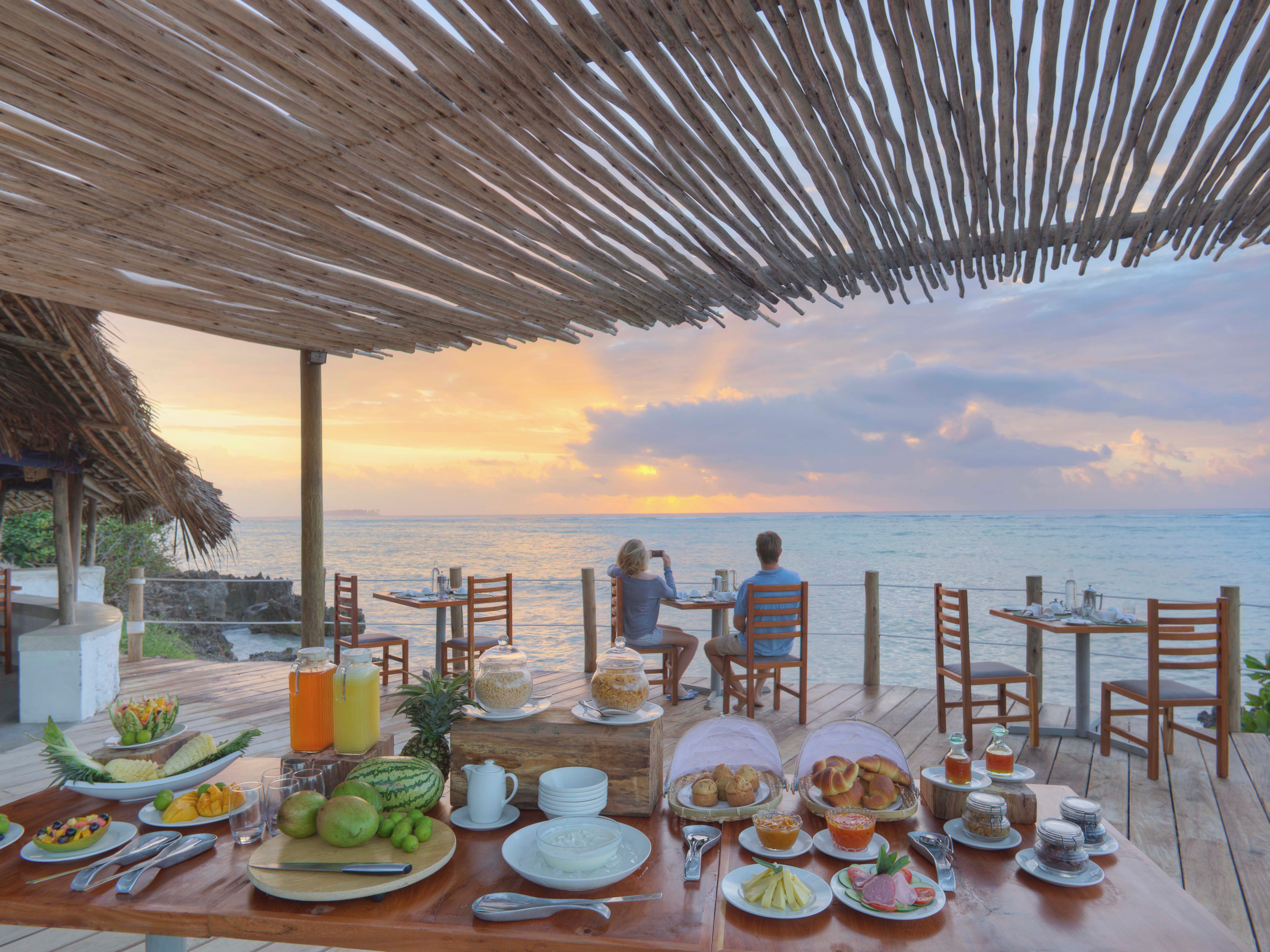 Frühstück auf der Terrasse in Tansania in der Asilia Matemwe Lodge