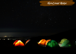 Sternenhimmel mit Zelten und Beschriftung: ,,Abenteuer Reise"