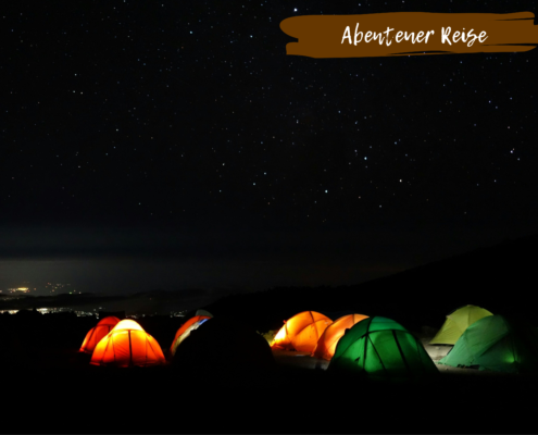 Sternenhimmel mit Zelten und Beschriftung: ,,Abenteuer Reise"