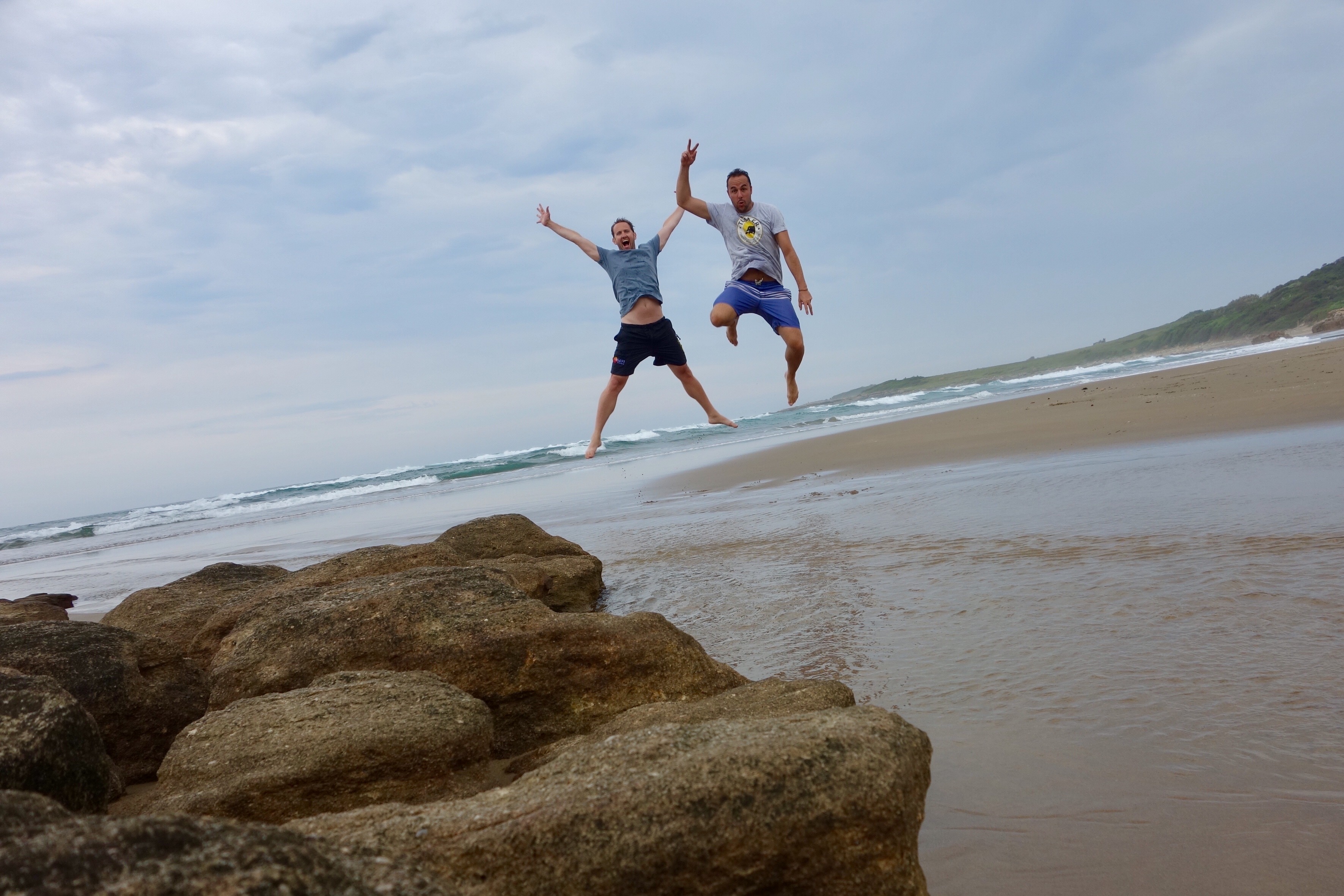 2 springende Männer am Strand