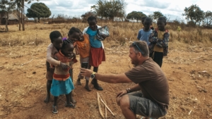 Malawi - Reiseleiter mit einheimischen Kindern