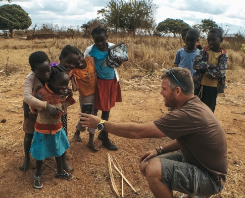 Malawi - Reiseleiter mit einheimischen Kindern