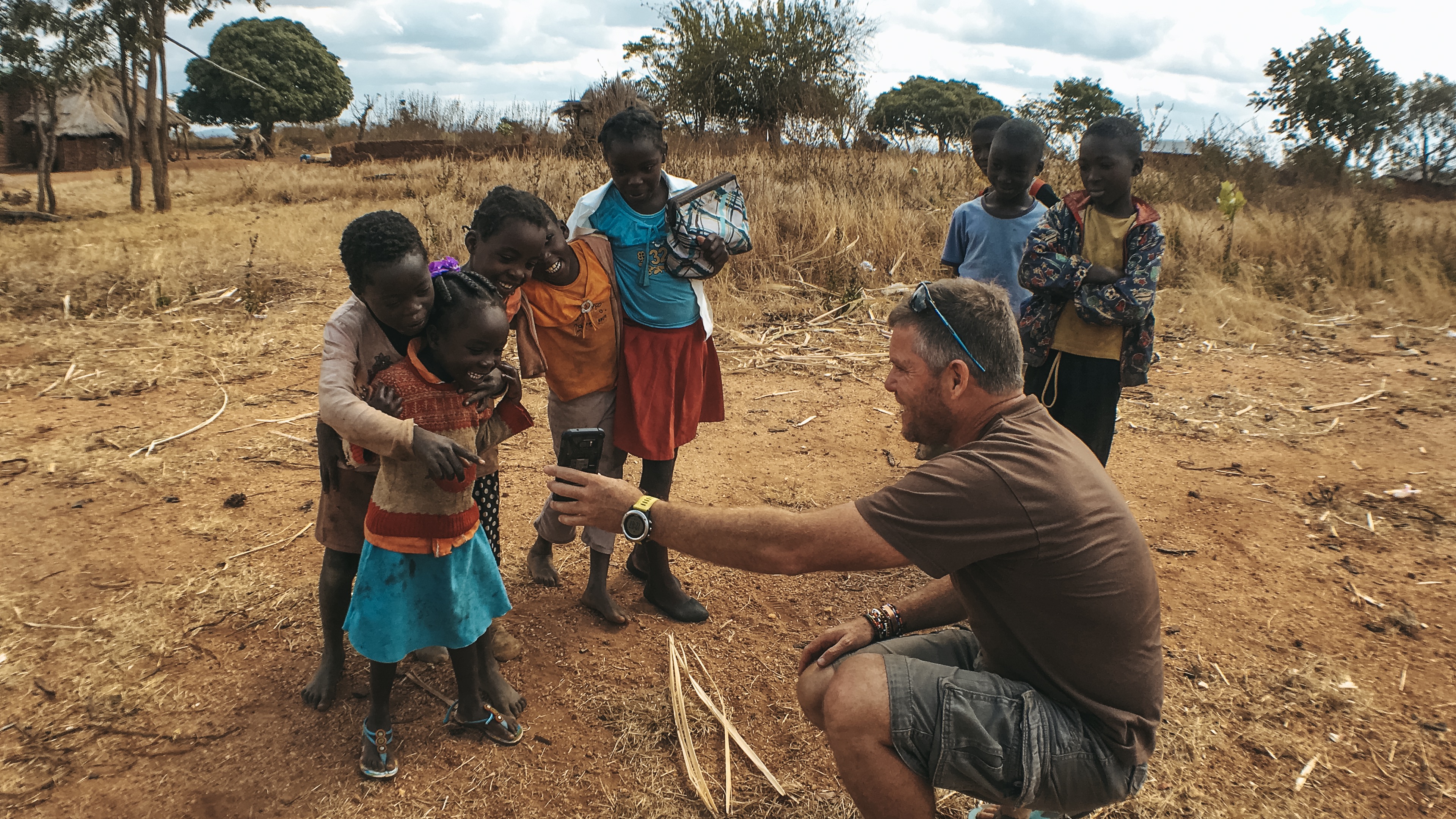 Malawi - Reiseleiter mit einheimischen Kindern
