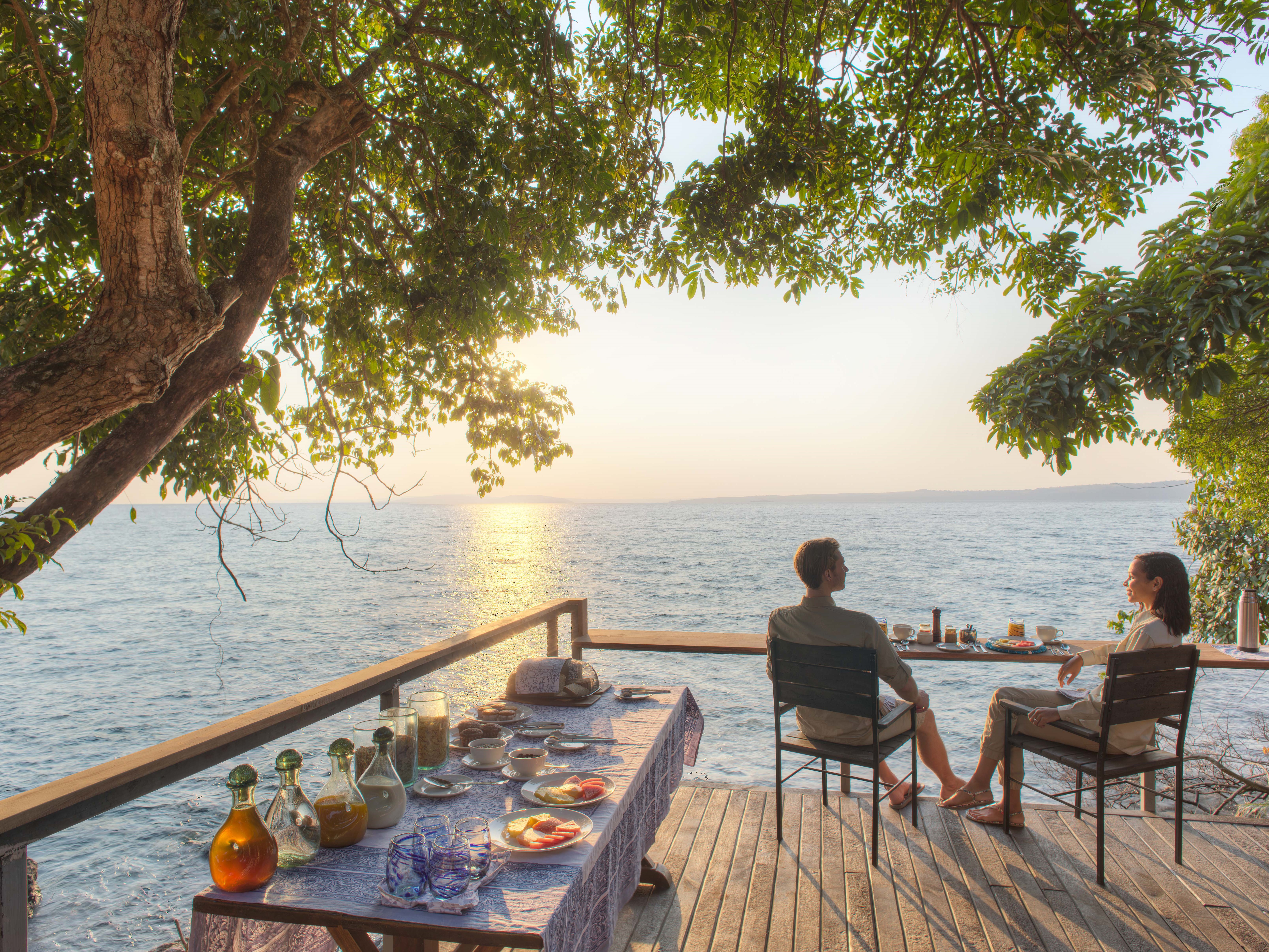 Frühstück auf der Terasse im Asilia Rubondo Island auf Rubondo-Island