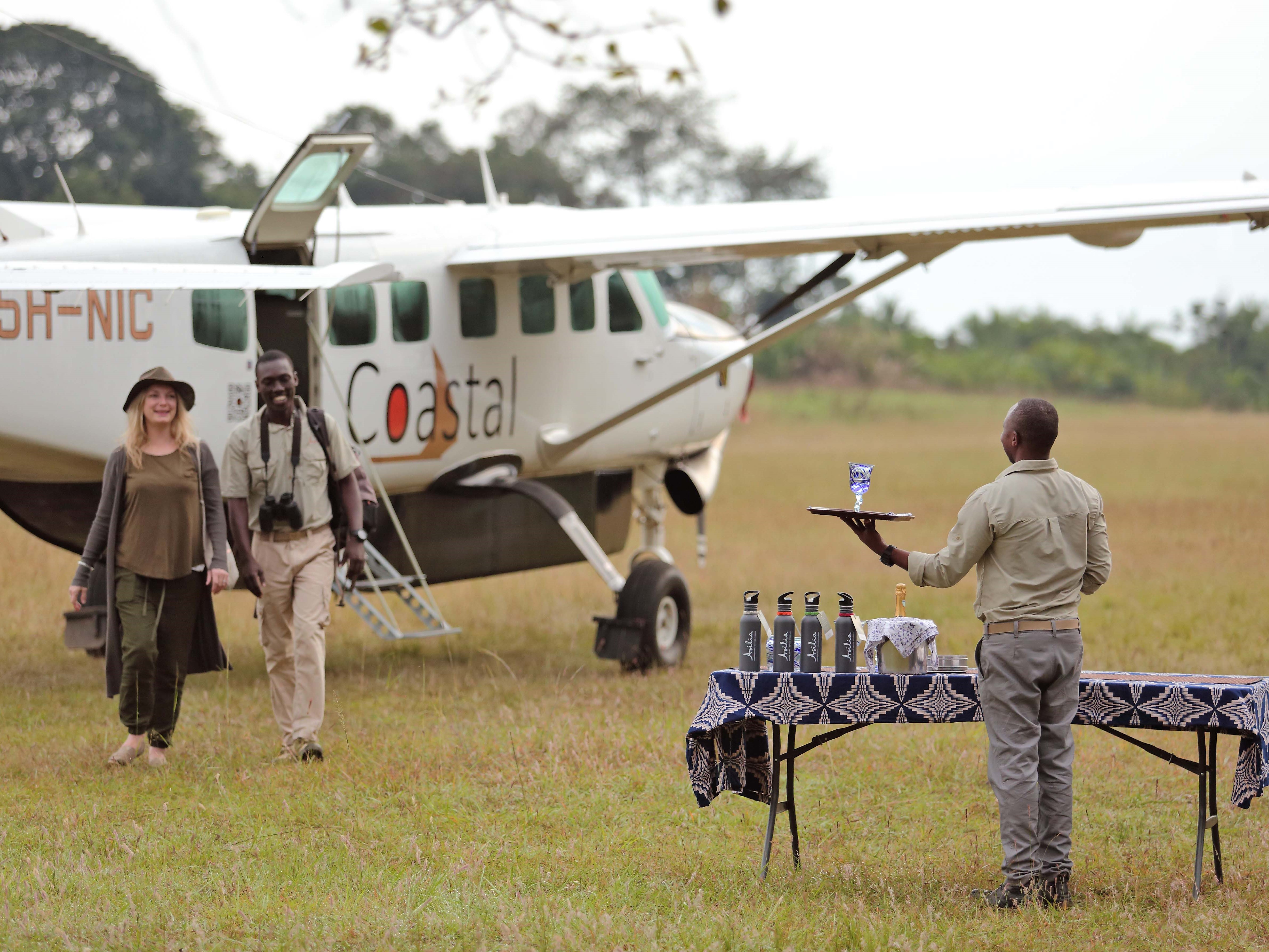 Gäste kommen aus dem Flugzeug am Airstrip in Tansania im Asilia Rubondo Island auf Rubondo-Island